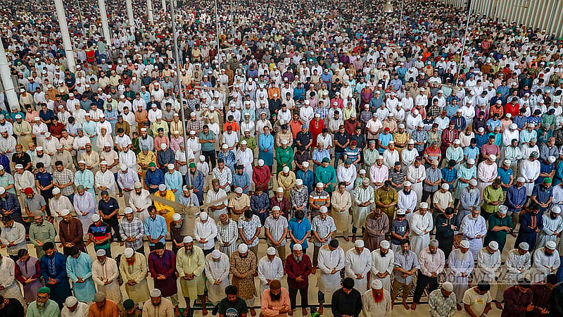 জাতীয় মসজিদ বায়তুল মোকাররমে শুক্রবার জুমাতুল বিদায় ছোট-বড় সবাই এক কাতারে। ছবি: মাহমুদ জামান অভি