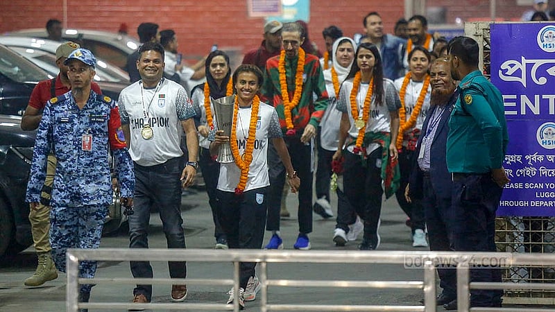 সাফ উইমেনস ফুটসালের প্রথম আসরের ট্রফি হাতে নারী ফুটবল দলের অধিনায়ক সাবিনা খাতুন। শিরোপা জিতে বৃহস্পতিবার সন্ধ্যায় তারা শাহজালাল আন্তর্জাতিক বিমানবন্দরে ফেরেন