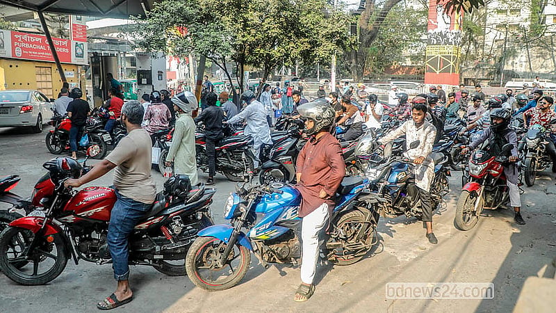 রাজধানীর পরীবাগ এলাকার একটি ফিলিং স্টেশনে তেলের জন্য মোটরসাইকেলের ভিড়