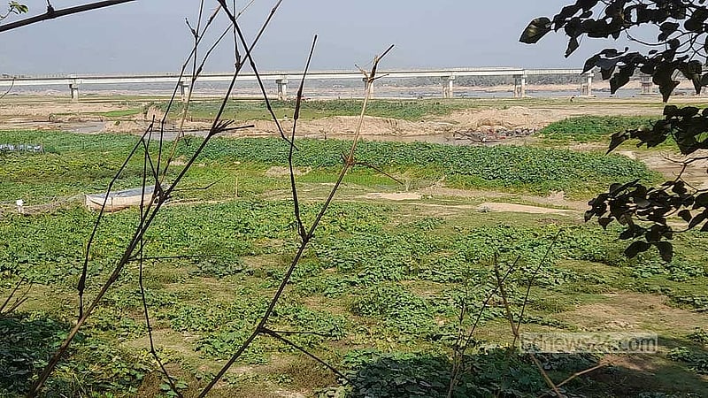 সুনামগঞ্জের তাহিরপুর উপজেলার যাদুকাটা নদীতে বালু তোলার তাণ্ডবে হুমকির মুখে পড়েছে ‘শাহ আরেফিন-অদ্বৈত মৈত্রী’ সেতু।  