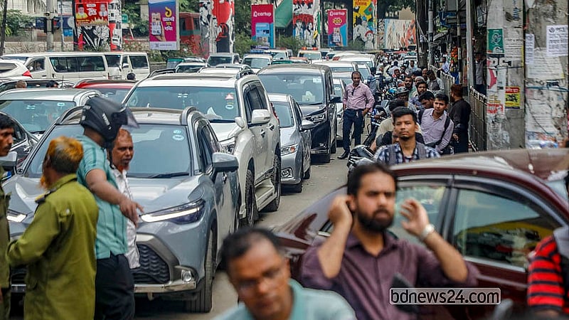 রাজধানীর পরিবাগে একটি পেট্রোল পাম্পের বাইরে গাড়ির সারি শাহবাগ-কাঁটাবন হয়ে হাতিরপুলে গিয়ে ঠেকেছে। ছবি: আব্দুল্লাহ আল মমীন