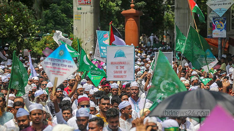ঈদে মিলাদুন্নবীতে ঢাকার সোহরাওয়ার্দী উদ্যান থেকে বের হওয়া ‘জশনে জুলুসে’ কালেমাখচিত পতাকা, প্ল্যাকার্ড, ফেস্টুন নিয়ে অংশ নেয় মুসলমানরা। ছবি: আব্দুল্লাহ আল মমীন
