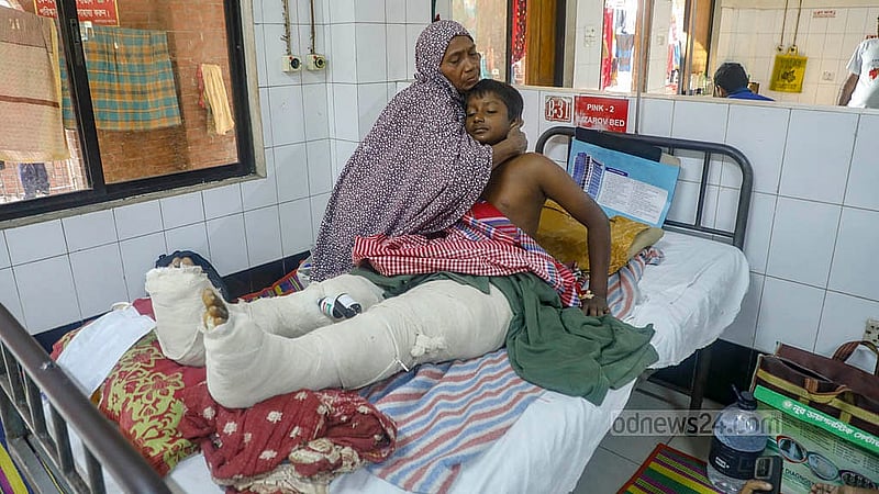 শুক্রবার ভূমিকম্পের সময় যশোরের নড়াইলে আহত হয় শিশু হাদি। ঢাকার পঙ্গু হাসপাতালের মডেল বি-ওয়ার্ডের ৩১ নম্বর বেডে তার চিকিৎসা চলছে