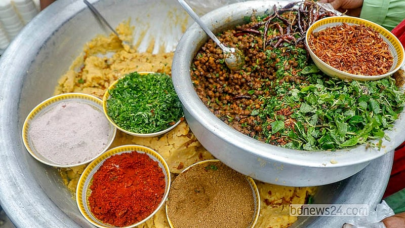 বৈচিত্র্যময় ইফতার আয়োজন পুরান ঢাকার ঐতিহ্য