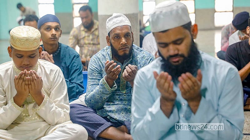 জুমাতুল বিদা উপলক্ষে বায়তুল মোকাররম মসজিদে নামাজ শেষে মোনাজাত