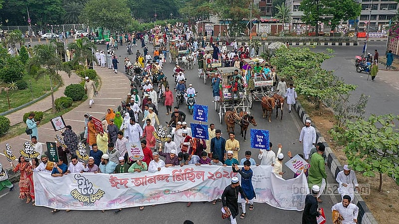 ব্যান্ড পার্টির বাজনা, ঘোড়ার গাড়ি এবং মুঘল আমলের ইতিহাস তুলে ধরা নানা ছবি নিয়ে রাজধানীর ঈদ আনন্দ শোভাযাত্রা। ঢাকা উত্তর সিটি করপোরেশন আয়োজিত এ মিছিল আগারগাঁও হয়ে খামার বাড়ি মোড় পেরিয়ে মানিক মিয়া এভিনিউয়ে সংসদ ভবনের দক্ষিণ প্লাজায় গিয়ে শেষ হয়।
