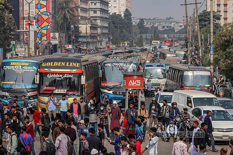 ঢাকা সেন্ট্রাল ইউনিভার্সিটি গঠনের চূড়ান্ত অধ্যাদেশ জারির দাবিতে বুধবার দুপুরে টেকনিক্যাল মোড় অবরোধ করলে যানবাহন চলাচল বন্ধ হয়ে যায়, এতে ব্যাপক যানজট সৃষ্টি হয়।