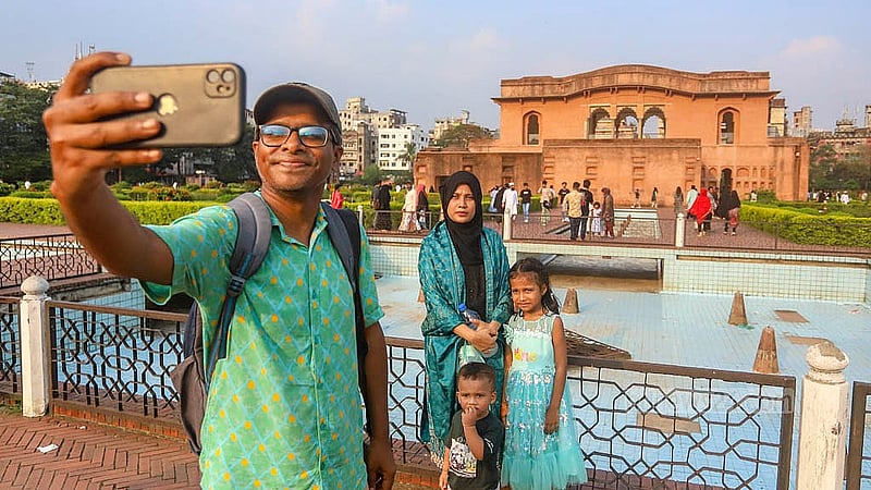 পুরান ঢাকার লালবাগ কেল্লায় রোববার ঈদের ছুটিতে ঘুরতে এসে সেলফি তোলেন অনেকে।  ছবি: আব্দুল্লাহ আল মমীন