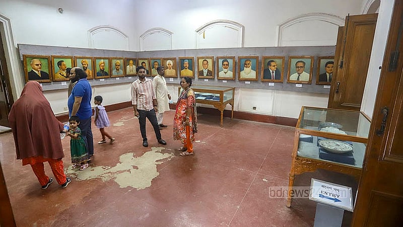 পুরান ঢাকার ঐতিহাসিক আহসান মঞ্জিল জাদুঘর ঘুরে দেখছে দর্শনার্থীরা।  ছবি: আব্দুল্লাহ আল মমীন