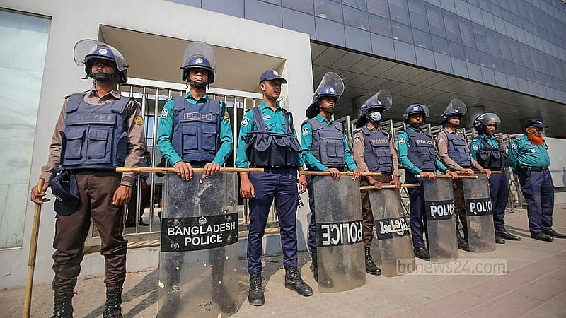 ঢাকার আগারগাঁওয়ে মোবাইল ফোন ব্যবসায়ীদের বিক্ষোভের সময় বিটিআরসি ভবনের সামনে ছিল আইনশৃঙ্খলা বাহিনীর সতর্ক অবস্থান।