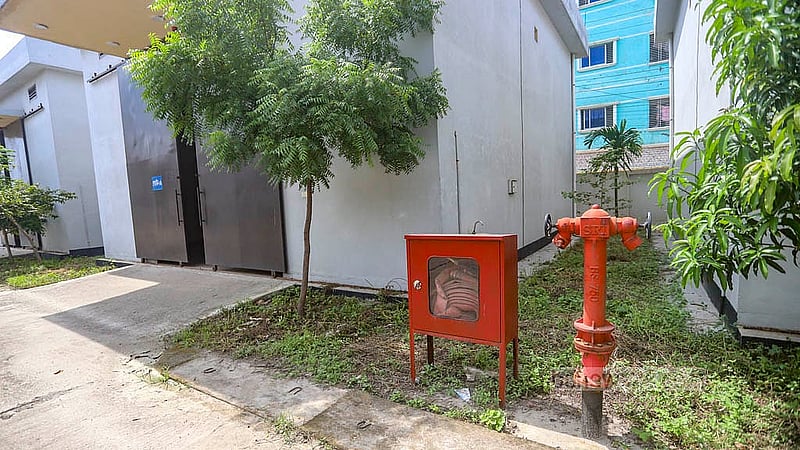 রাজধানীর শ্যামপুরে রাসায়নিকের গুদামে অগ্নিনির্বাপণের আধুনিক ব্যবস্থা রয়েছে। খোলামেলা বড় জায়গাজুড়ে তৈরি করা হয়েছে গুদাম। ছবি: আব্দুল্লাহ আল মমীন