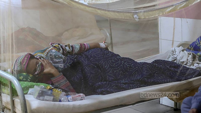 রাজধানীর মুগদা জেনারলে হাসপাতালে চিকিৎসা নিচ্ছেন এইডিস মশাবাহিত ডেঙ্গু জ্বারে আক্রান্ত রোগীরা। ছবি: আব্দুল্লাহ আল মমীন