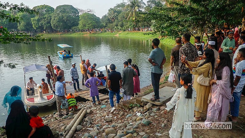 রমনার লেকে নৌকায় ঘুরে বেড়ানোর ব্যবস্থাও আছে। আধা ঘণ্টার জন্য দিতে হয় ২০০ থেকে ৫০০ টাকা পর্যন্ত