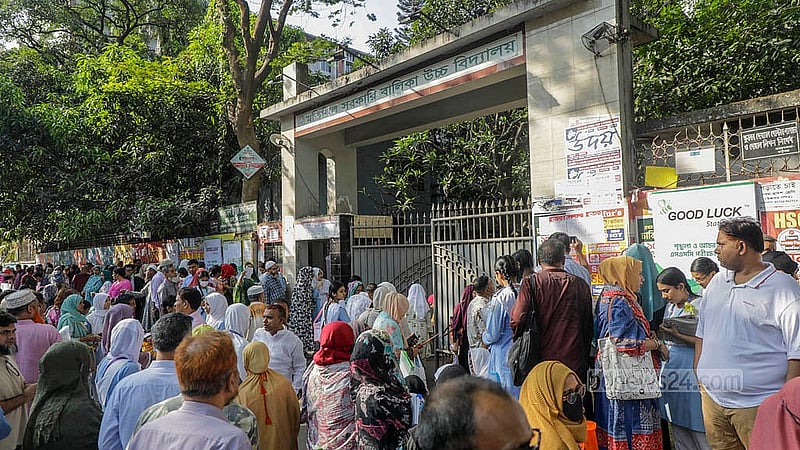 এসএসসি পরীক্ষার প্রথম দিন বৃহস্পতিবার রাজধানীর মতিঝিল সরকারি বালিকা উচ্চ বিদ্যালয় কেন্দ্রের বাইরে অভিভাবকদের জটলা। ছবি: মাহমুদ জামান অভি