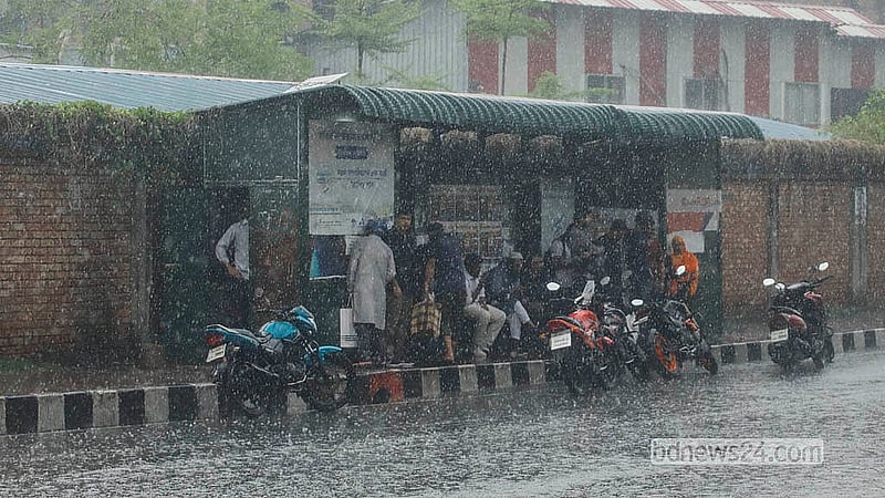 রাজধানীর হাতিরঝিল এলাকায় মৌসুমের প্রথম বৃষ্টিতে ভোগান্তিতে পড়েন অনেকেই