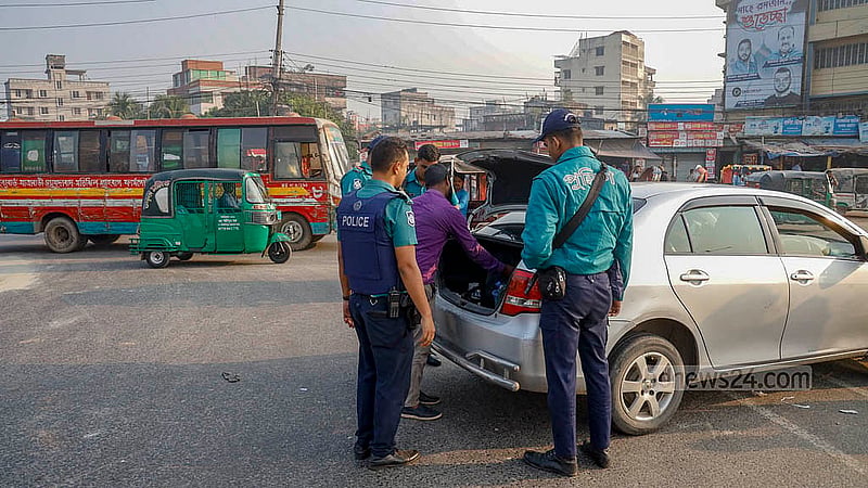 শেখ হাসিনার মানবতাবিরোধী অপরাধের মামলায় রায়ের তারিখ ঘোষণার দিন ‘অপ্রীতিকর ঘটনা ঠেকাতে’ ব্যাক্তিগত যানবাহনেও তল্লাশি চালায় পুলিশ। বৃহস্পতিবার গাবতলী এলাকা থেকে তোলা