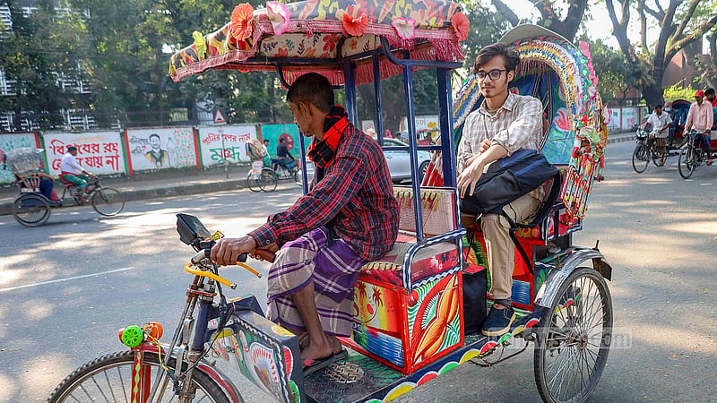 ভূমিকম্প নিয়ে আতঙ্কের মধ্যে ১৫ দিনের ছুটি ঘোষণার পর ঢাকা বিশ্ববিদ্যালয়ের হল ছাড়ছেন শিক্ষার্থীরা।