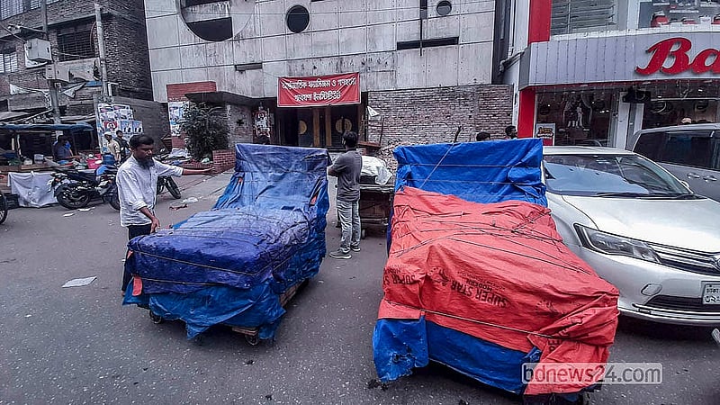 গুলিস্তানের ফুটপাতে দোকান বসানো হকাররা রাতে তাদের দোকান রাখেন কার্যক্রম নিষিদ্ধ আওয়ামী লীগের কেন্দ্রীয় কার্যালয়ের ভেতরে
