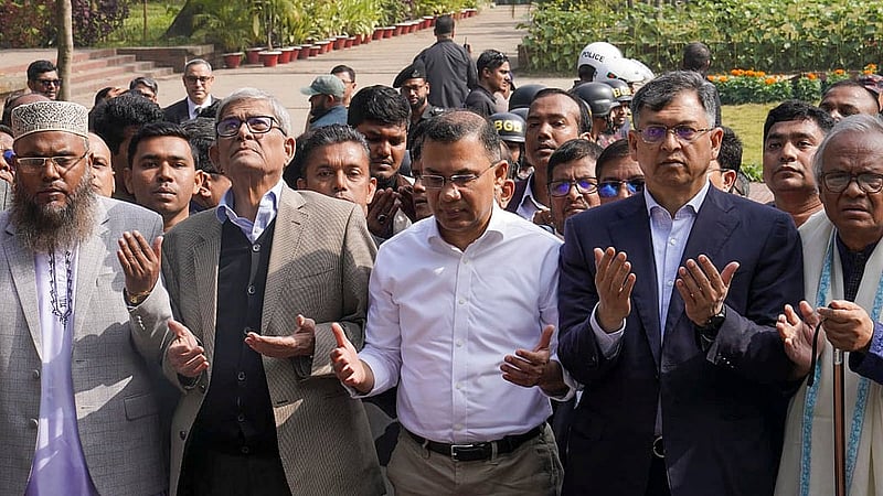 ইনকিলাব মঞ্চের আহ্বায়ক ওসমান হাদির কবরে শনিবার সকালে শ্রদ্ধা জানানোর পর মোনাজাতে অংশ নেন বিএনপির ভারপ্রাপ্ত চেয়ারম্যান তারেক রহমান। ছবি: বিএনপি মিডিয়া সেল
