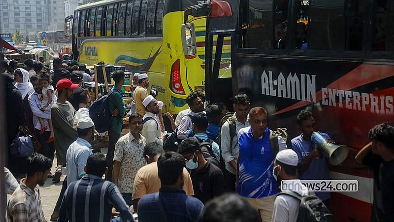 রাজধানীর দোলাইরপাড় মোড়ের বাস কাউন্টারগুলোর সামনে মঙ্গলবার সকালে দক্ষিণাঞ্চলের মানুষের ভিড় দেখা যায়