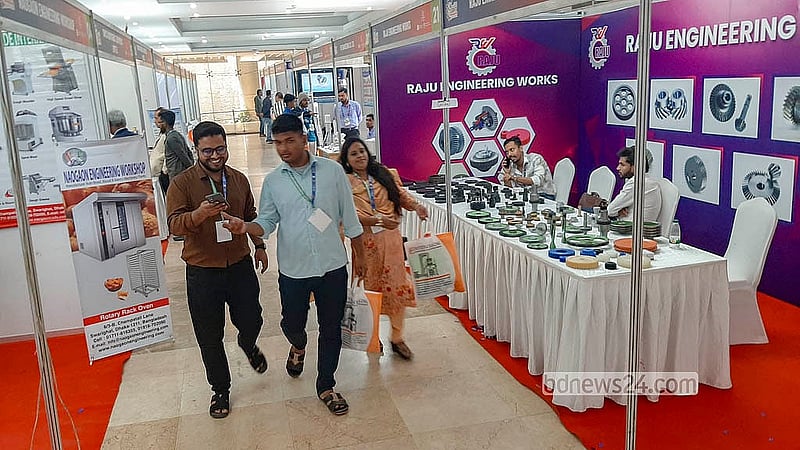 রাজধানীর শাহবাগে শহীদ আবু সাঈদ কনভেনশন সেন্টারে ‘বাংলাদেশ লাইট ইঞ্জিনিয়ারিং এক্সপো’ ঘুরে দেখছেন দর্শনার্থীরা