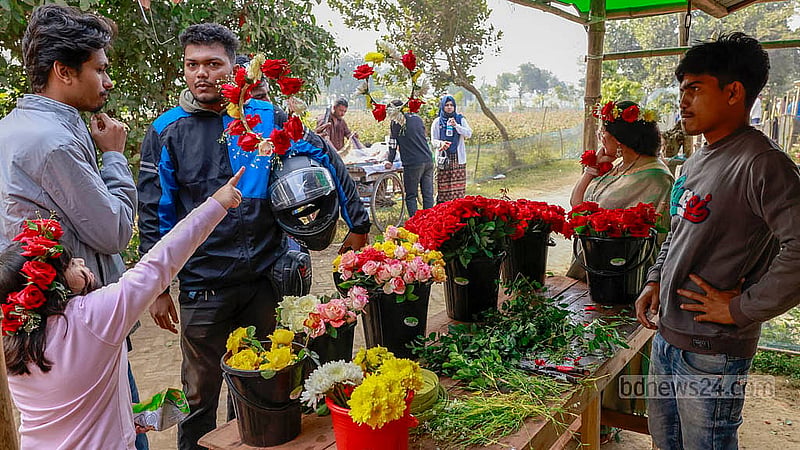 গোলাপগ্রামে ঘুরতে আসা পর্যটকদের জন্য জায়গায় জায়গায় ফুল নিয়ে বসে থাকেন স্থানীয়রা। তারা একটি ফুলের দাম রাখেন ১০ থেকে শুরু করে ৩০ টাকা। ছবি: মাহমুদ জামান অভি