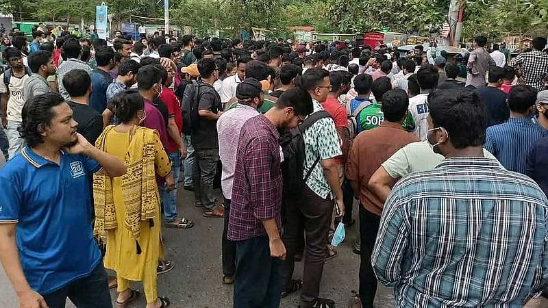 ঢাকার আগারগাঁওয়ে সরকারি কর্ম কমিশনের কার্যালয়ের সামনে বিসিএস প্রার্থীদের অবস্থান।