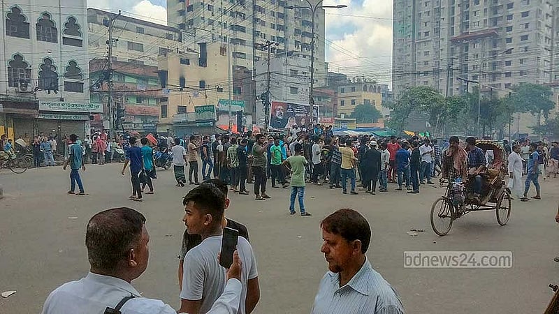 এক দফা দাবিতে অসহযোগ আন্দোলনের প্রথম দিন রোববার বেলা সাড়ে ১১টার দিকে পুরান ঢাকার জনসন রোডের চিত্র। ছবি: প্রকাশ বিশ্বাস