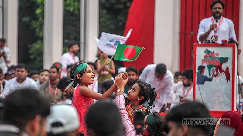 কেন্দ্রীয় শহীদ মিনার প্রাঙ্গণে রোববার জাতীয় নাগরিক পার্টির ‘নতুন বাংলাদেশের ইশতেহার’ সমাবেশে বড়দের সঙ্গে অনেক শিশুকেও দেখা যায়। ছবি: আব্দুল্লাহ আল মমীন