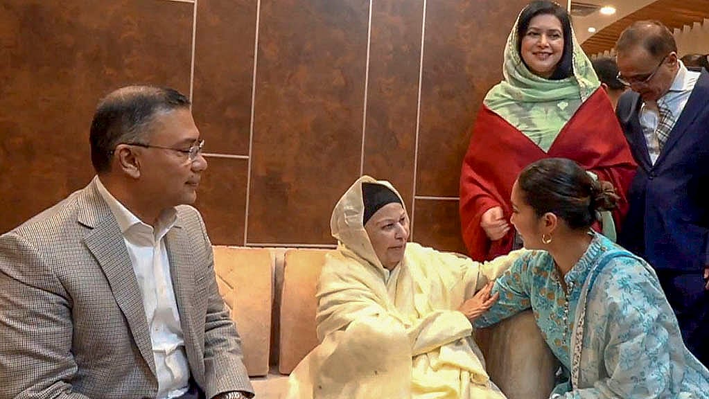 হযরত শাহজালাল আন্তর্জাতিক বিমানবন্দরের ভিআইপি লাউঞ্জে তারেক রহমান, স্ত্রী জুবাইদা রহমান ও মেয়ে জাইমা রহমান। বিএনপির ফেসবুক পেজ থেকে নেওয়া ছবি।