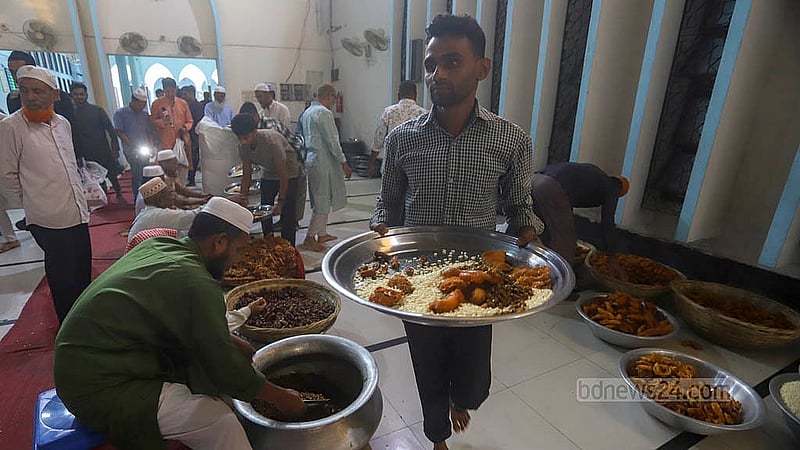 বায়তুল মোকাররম জাতীয় মসজিদে শুক্রবার ইফতার আয়োজনে কাজ করেন স্বেচ্ছাসেবকরা। ছবি: আব্দুল্লাহ আল মমীন