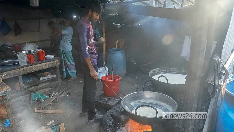 ঢাকার পূর্বাচলের নীলা মার্কেটে মিষ্টির দোকানের পেছনেই তৈরি হচ্ছে মিষ্টি