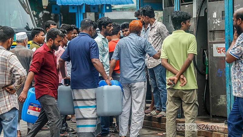 রাজধানীর মতিঝিলের একটি ফিলিং স্টেশনে বৃহস্পতিবার গ্যালন, ড্রাম ও বোতলে করে তেল নিতে আসেন অনেকে