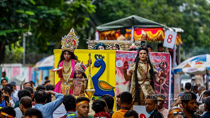 শ্রীকৃষ্ণের জন্মতিথিতে সোমবার পলাশীর মোড় থেকে শুরু হওয়া শোভাযাত্রায় রাধা-কৃষ্ণ সাজে দু্ই শিশু। ছবি: মাহমুদ জামান অভি