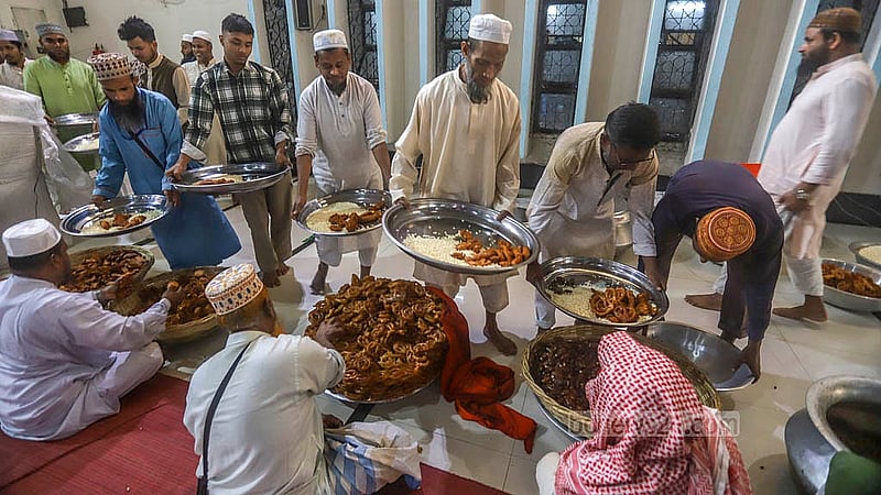 বায়তুল মোকাররম জাতীয় মসজিদে শুক্রবার ইফতার আয়োজনে কাজ করেন স্বেচ্ছাসেবকরা। ছবি: আব্দুল্লাহ আল মমীন