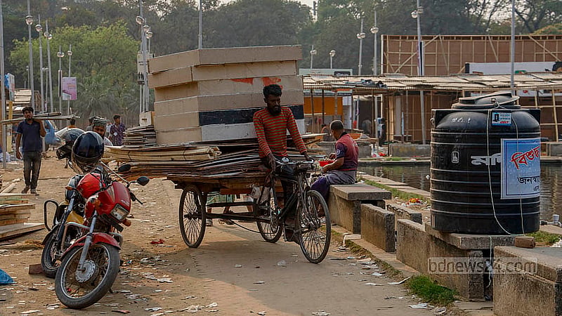 সোহরাওয়ার্দী উদ্যানে বইমেলা শেষ হওয়ার পর কাঠ ও বোর্ডগুলো কিনে নিয়ে যাচ্ছে অনেকে। ছবি: মাহমুদ জামান অভি