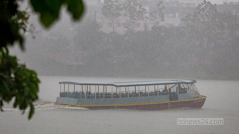 কয়েক দিনের ভ্যাপসা গরমের পর বুধবার সকালে রাজধানীতে স্বস্তি দিয়েছে এক পশলা বৃষ্টি। ছবি: মাহমুদ জামান অভি