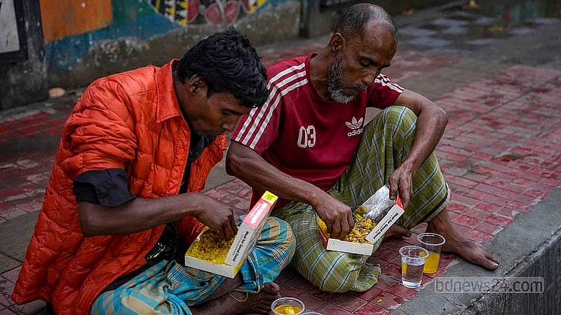 ‘ভালো কাজের হোটেলের’ উদ্যোগে ঢাকার বনানীতে প্রতিদিন ইফতার করেনপথচারী ও স্বল্প আয়ের মানুষ।  ছবি: তানজিনুর রহমান ভূইয়া