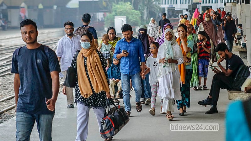 স্বজনদের সঙ্গে রোজার ঈদ করতে ঢাকা ছাড়তে শুরু করেছে মানুষ