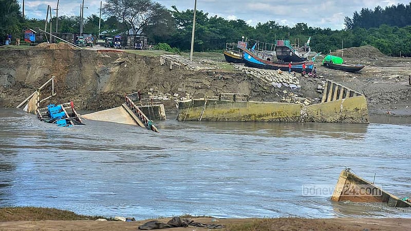 বন্যার পানির তীব্র চাপে নোয়াখালীর কোম্পানিগঞ্জ উপজেলার ‘মুছাপুর ক্লোজার’ স্লুইসগেইটটি পুরোপুরি নদীগর্ভে বিলীন হয়ে যায়। ছবি: সুমন বাবু