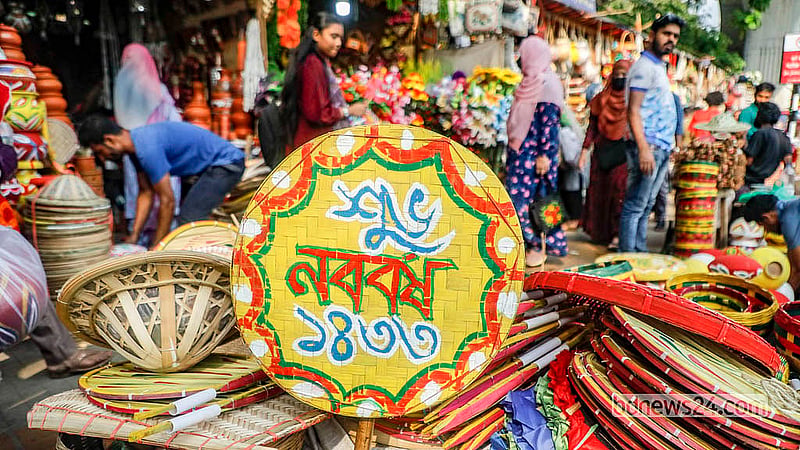 ঢাকা বিশ্ববিদ্যালয়ের দোয়েল চত্বর এলাকার দোকানগুলোতে এখন বৈশাখ বরণের উপকরণই বেশি চোখে পড়ছে