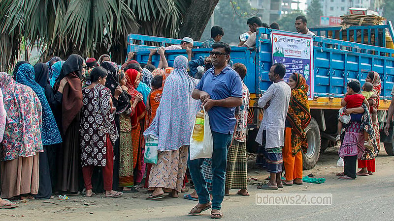 রাজধানীর ত্রিমোহনী এলাকায় দুপুরের পর থেকে অপেক্ষা শেষে মিলল পণ্য। টিসিবির ট্রাকসেল থেকে কিছুটা স্বল্পমূল্যের পণ্য নিয়ে ফিরছেন তারা