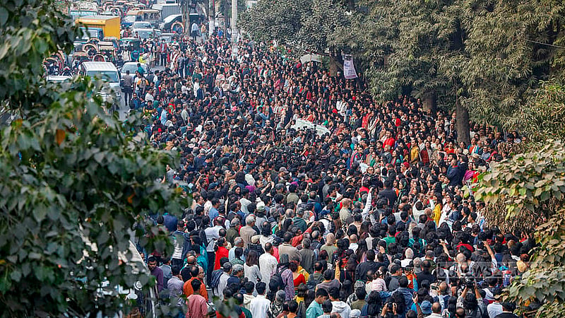 ছায়ানট আক্রান্ত হওয়ার প্রতিবাদে মঙ্গলবার বিকালে ধানমন্ডিতে গানে গানে সমাবেশে সংগঠনটির সাবেক, বর্তমান শিক্ষার্থীসহ বিভিন্ন বয়সের মানুষ অংশ নেন
