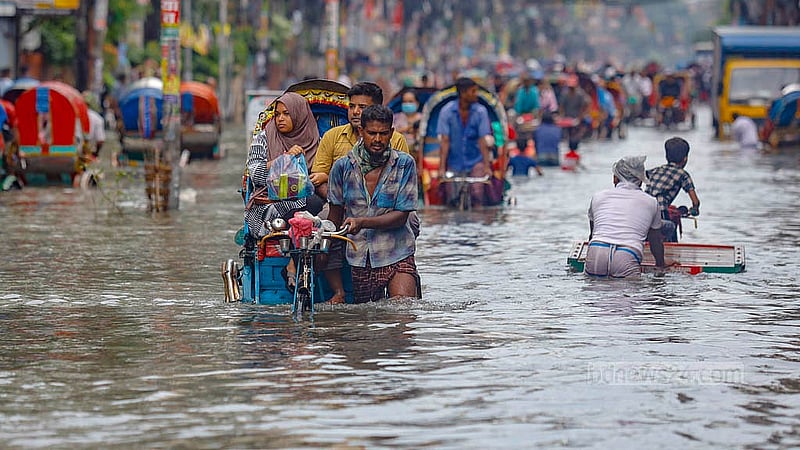 ১২ জুলাই: আষাঢ়ের শেষে শুক্রবার টানা ছয় ঘণ্টার বৃষ্টিতে তলিয়ে গেছে রাজধানীর বিভিন্ন এলাকা। কোথাও হাঁটু সমান, কোথাও কোমর পর্যন্ত পানি। মূল সড়ক ও অলিগলিতে ব্যাপক জলাবদ্ধতার পাশাপাশি দোকানপাট আর নিচতলার বাসায় পানি ঢুকে চরম ভোগান্তিতে পড়েছেন নগরবাসী।রাজধানীতে বিদ্যুৎস্পৃর্শে চারজনের মৃত্যু হয়। ছবি: মাহমুদ জামান অভি