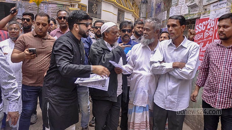 রাজধানীর সূত্রাপুর এলাকায় সোমবার নির্বাচনি প্রচারে ঢাকা-৬ আসনের বিএনপি প্রার্থী ইশরাক হোসেন।