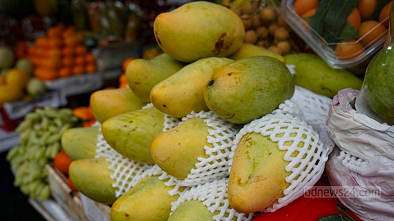 সময়ের আগেই আম মিলছে বনানীর কাঁচাবাজার সংলগ্ন ফলের দোকানগুলোতে। প্রতি কেজি আম বিক্রি হচ্ছে ১৪০০ টাকায়