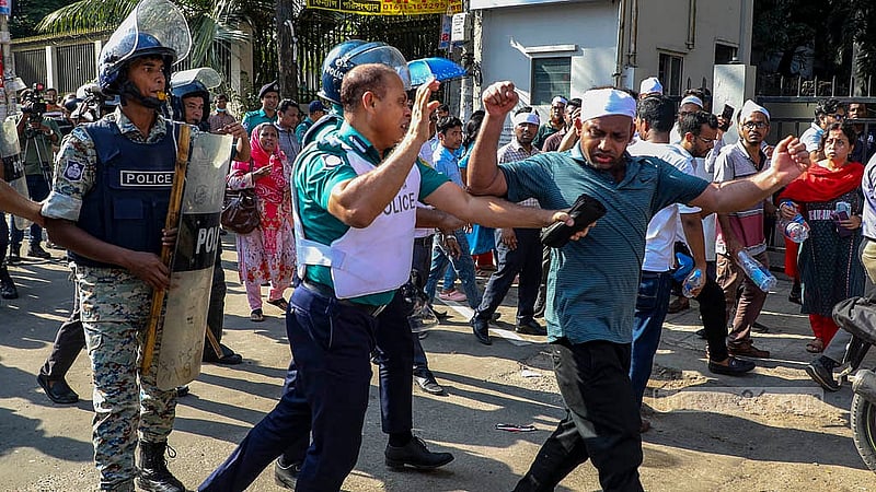 বেতনবৈষম্য নিরসনের দাবি নিয়ে রোববার কাকরাইলে সড়ক অবরোধের পর অডিটরদের দাবি মেনে নেওয়ার প্রতিশ্রুতি দেওয়ার পরও আন্দোলনকারীরা সড়কে থাকলে তাদের ছাত্রভঙ্গ করে দেয় পুলিশ। ছবি: মাহমুদ জামান অভি