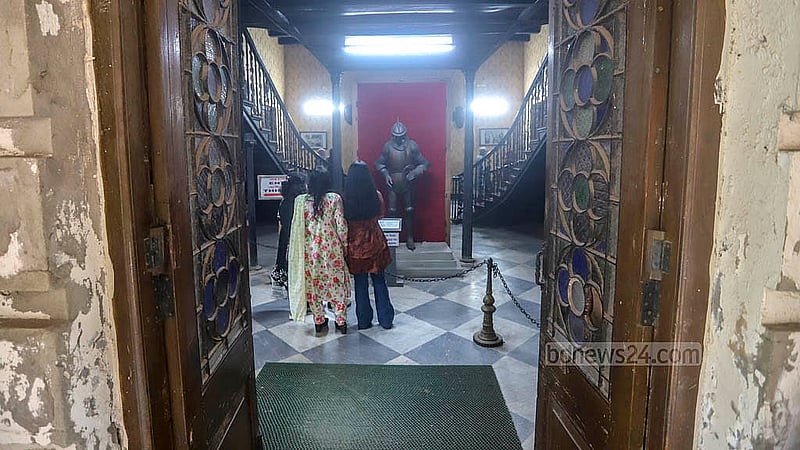 পুরান ঢাকার ঐতিহাসিক আহসান মঞ্জিল জাদুঘর ঘুরে দেখছে দর্শনার্থীরা।  ছবি: আব্দুল্লাহ আল মমীন