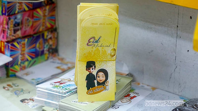 ঈদ কার্ডের পাশাপাশি মিলছে ‘সালামি কার্ড’। প্রিয়জনদের জন্য ঈদ সালামি রাখার জায়গা রয়েছে এই কার্ডের মধ্য