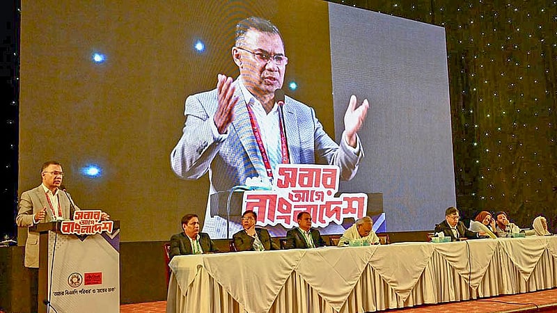 রাজধানীর বাংলাদেশ-চীন মৈত্রী সম্মেলন কেন্দ্রে শনিবার গুম-খুন ও নির্যাতনের শিকার পরিবারের সদস্যদের সঙ্গে মতবিনিময় সভায় বক্তব্য দেন তারেক রহমান